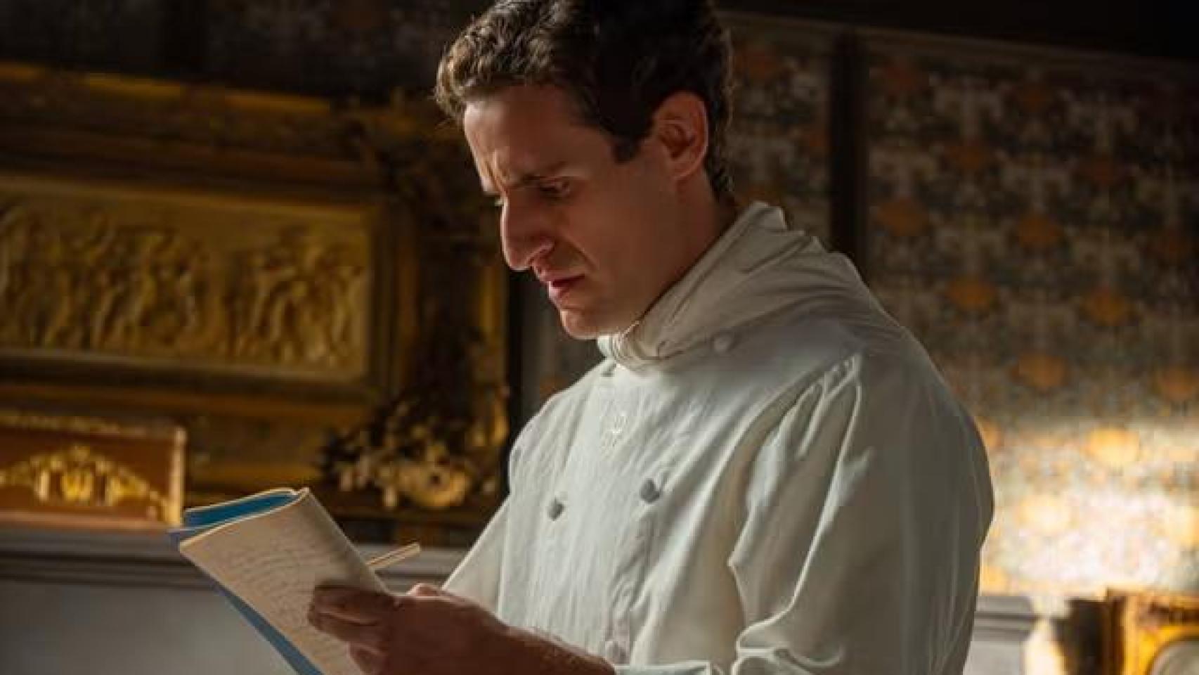 Enrique Fortún en una escena de la serie 'La Promesa'.