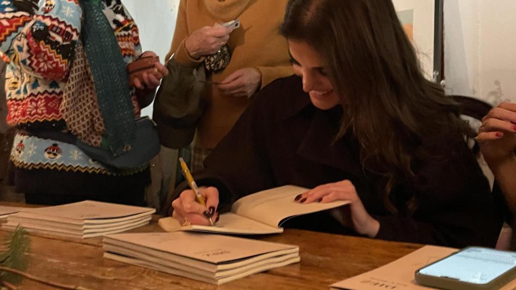 Sara V. Alamán firmando uno de los ejemplares.