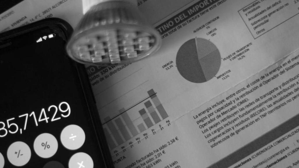 Factura de la luz con una bombilla