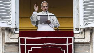El Papa León XIV reza el Ángelus desde el balcón de su despacho con vistas a la Plaza de San Pedro.