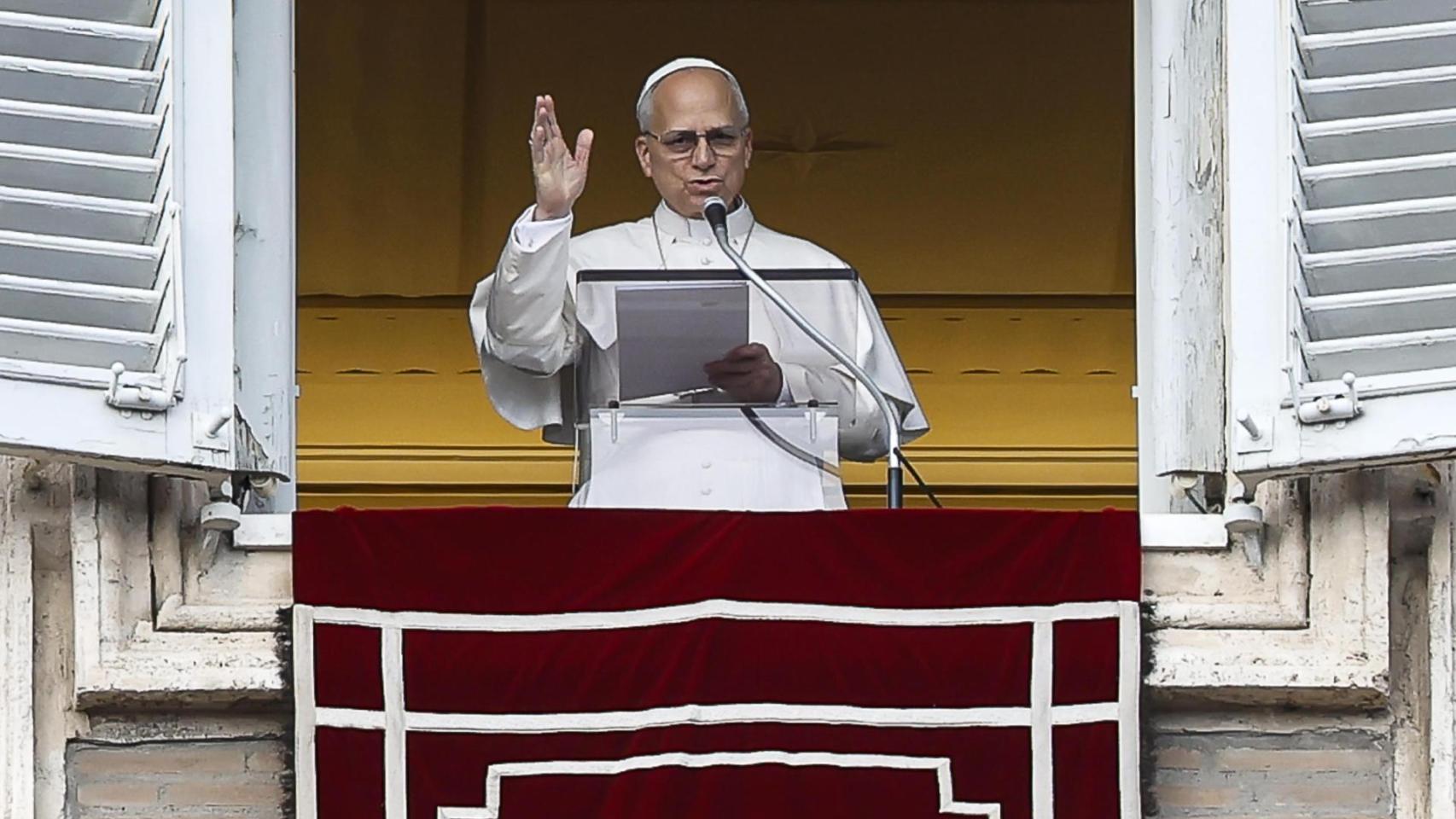 El Papa León XIV reza el Ángelus desde el balcón de su despacho con vistas a la Plaza de San Pedro.
