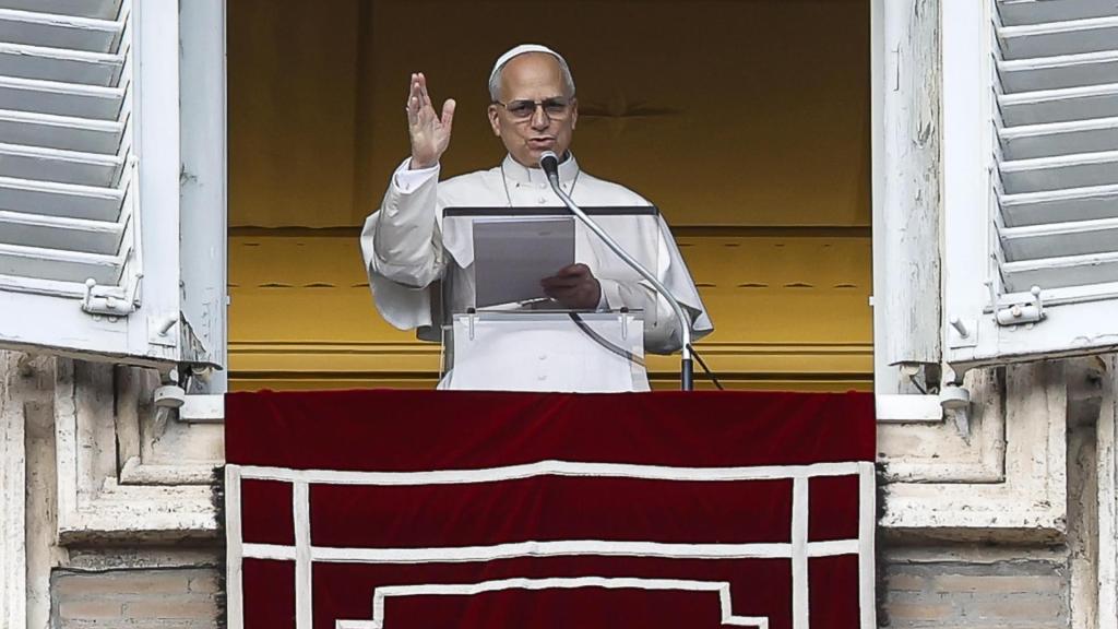 El Papa León XIV reza el Ángelus desde el balcón de su despacho con vistas a la Plaza de San Pedro.