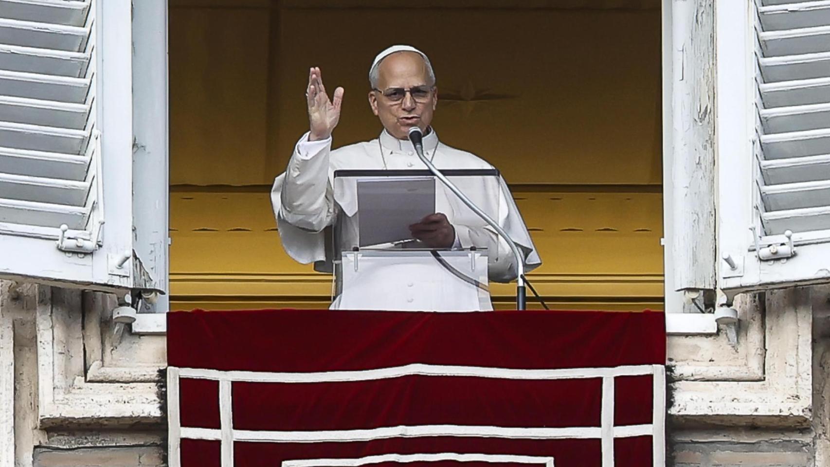 El Papa León XIV reza el Ángelus desde el balcón de su despacho con vistas a la Plaza de San Pedro.