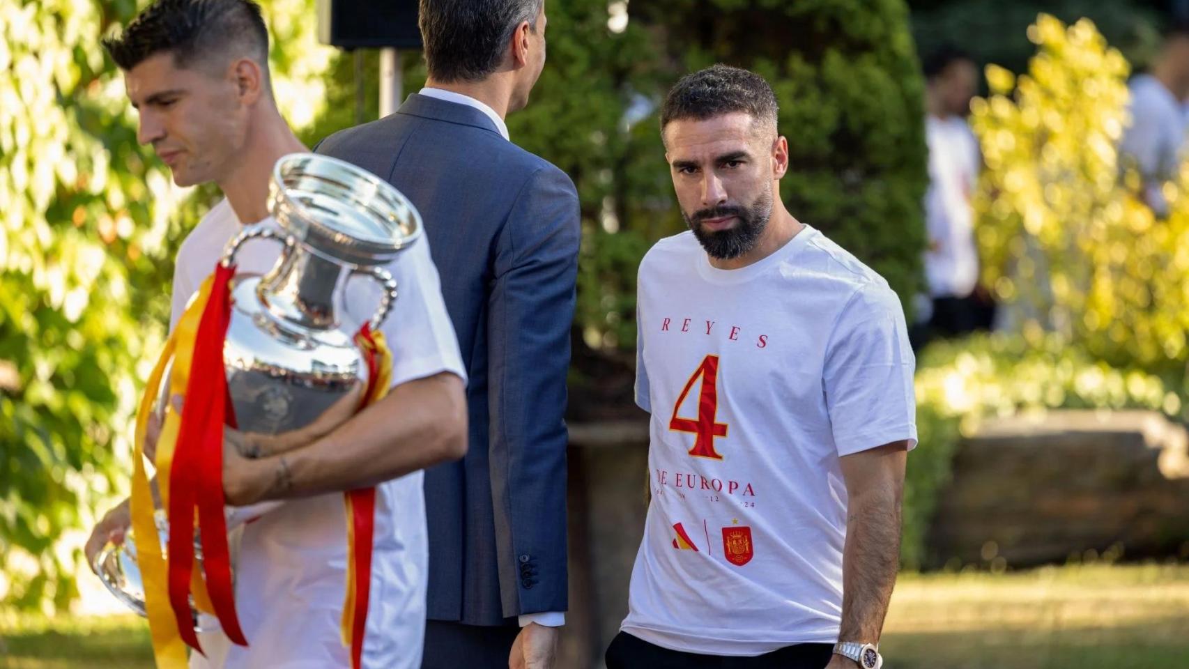 Carvajal saluda a Pedro Sánchez en la recepción de la Eurocopa.