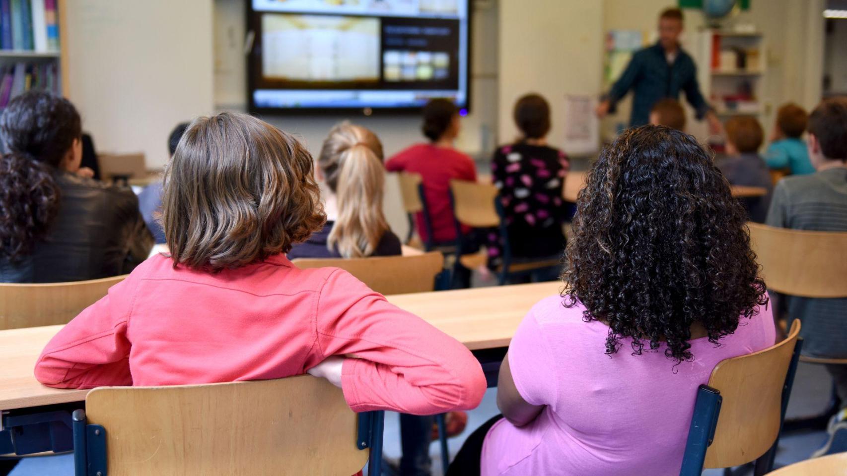Imagen de recurso de niños en el colegio.