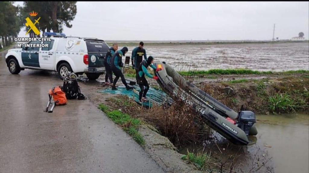 Agentes del Grupo de Especialistas de Actividades Subacuáticas de la Guardia Civil de Sevilla en Isla Mayor.
