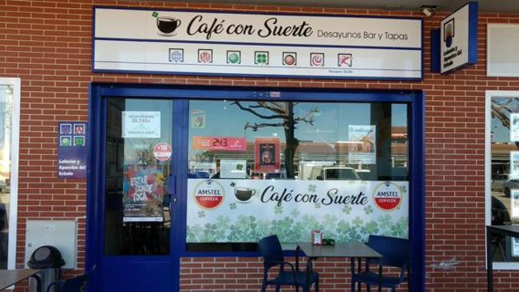 Fachada del punto mixto de venta de loterías 'Café con suerte' en la localidad de El Casar, en Guadalajara.