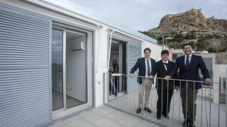 El alcalde Luis Barcala visita una de las viviendas del programa.