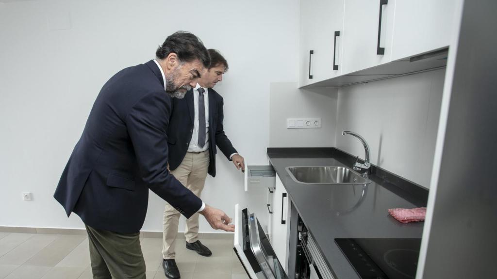 El alcalde Luis Barcala comprueba los acabados de las viviendas.