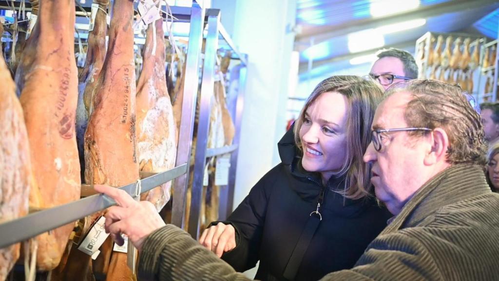 Pilar Alegría en su visita a un secadero de jamones en Calamocha.