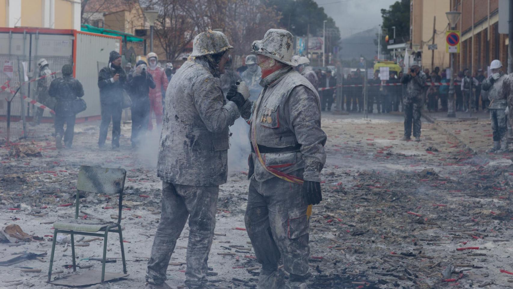 Los  'Enfarinats' es la fiesta más singular del Día de los Inocentes en España.