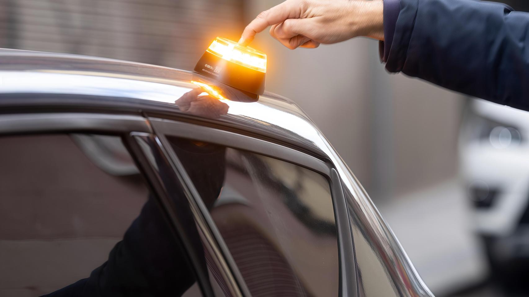 El experto reveló que la baliza V16 seguirá siendo el elemento de señalización de emergencia recogido en la normativa española.