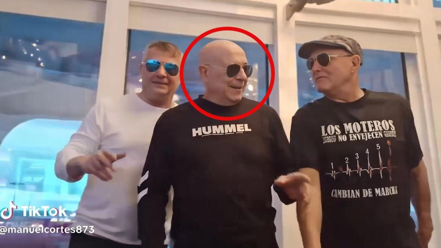 El ya exconcejal de Seguridad de Martos (Jaén), Manuel Cortés, junto a dos amigos en el vídeo que difundió en TikTok.