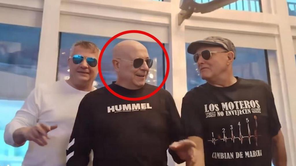 El ya exconcejal de Seguridad de Martos (Jaén), Manuel Cortés, junto a dos amigos en el vídeo que difundió en TikTok.