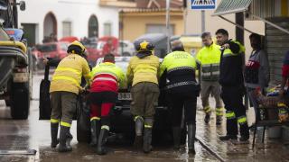 Trabajadores ayudan tras el temporal a vecinos.