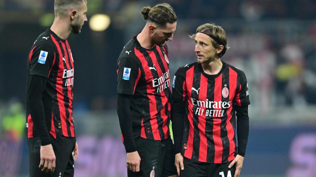 Modric habla con Rabiot durante un partido.