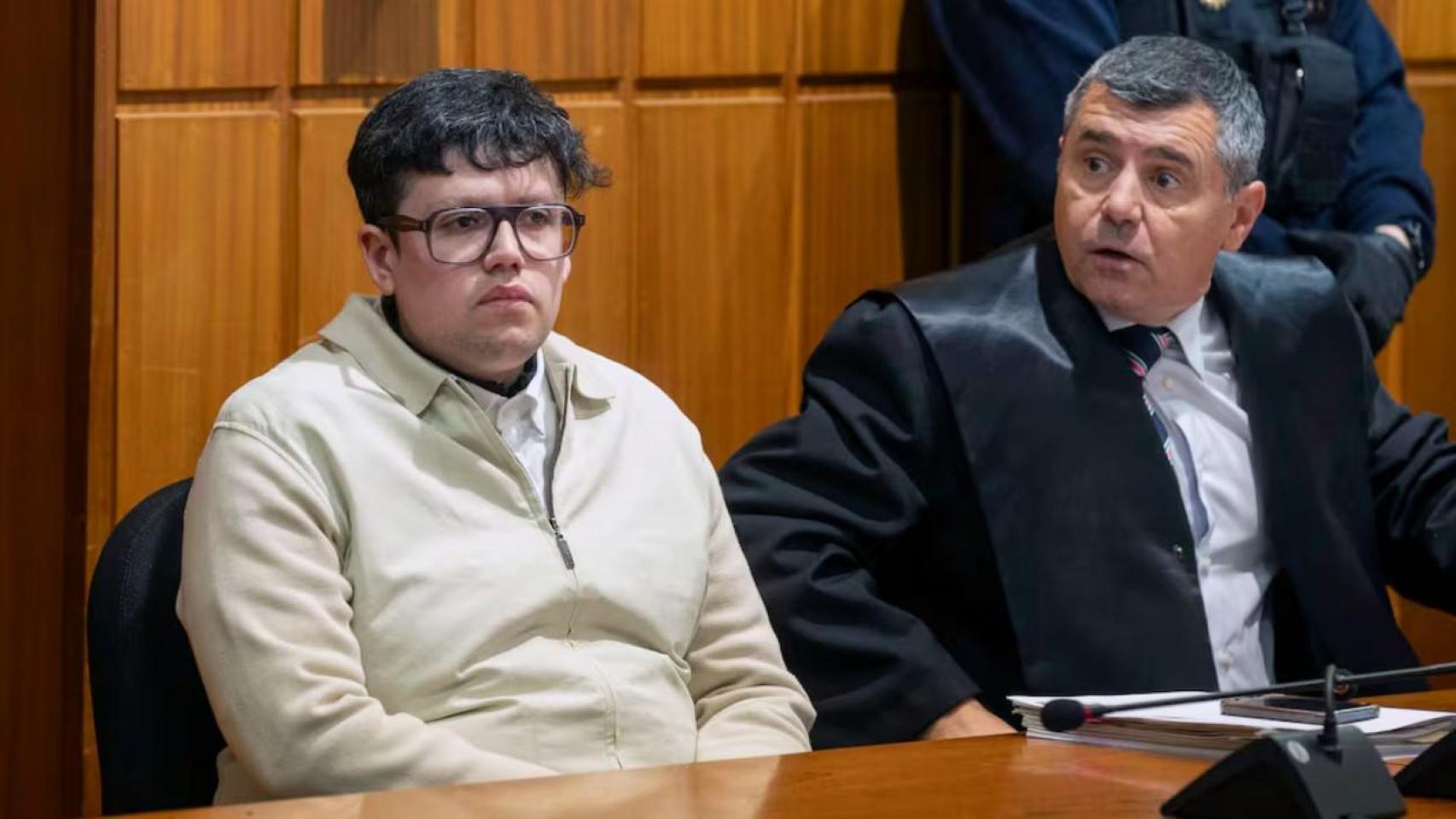 Alejandro, hijo de Maravillas, asesinada en su casa de El Palmar, durante el juicio, junto a su abogado Evaristo Llanos.