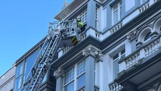 Los bomberos de A Coruña accediendo al domicilio de Emilia Pardo Bazán.