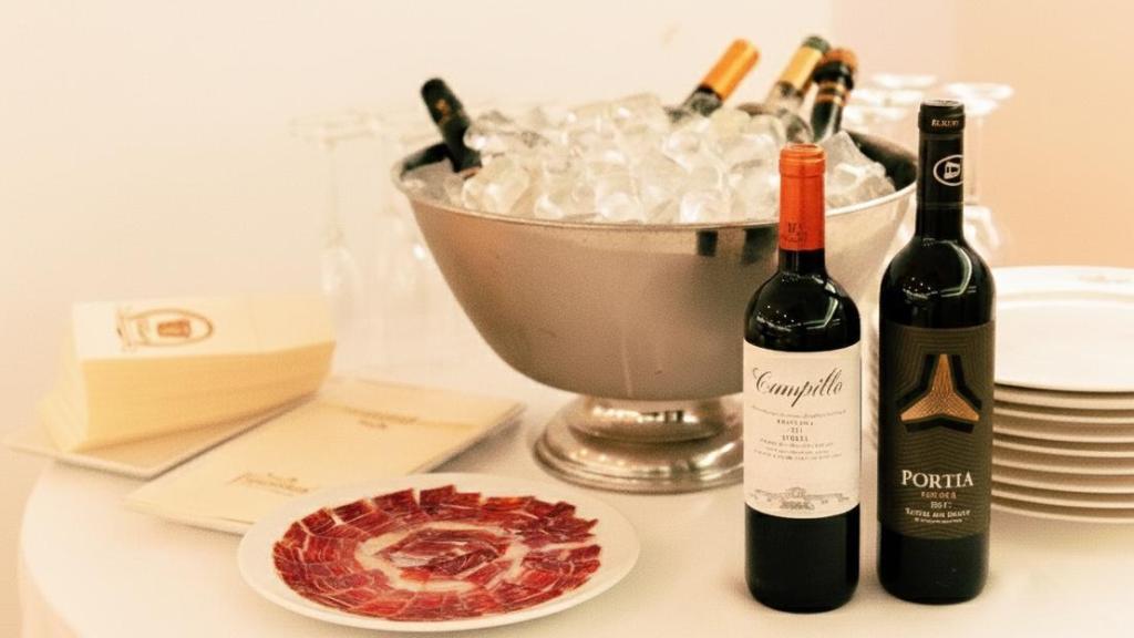 Vinos y charcutería.