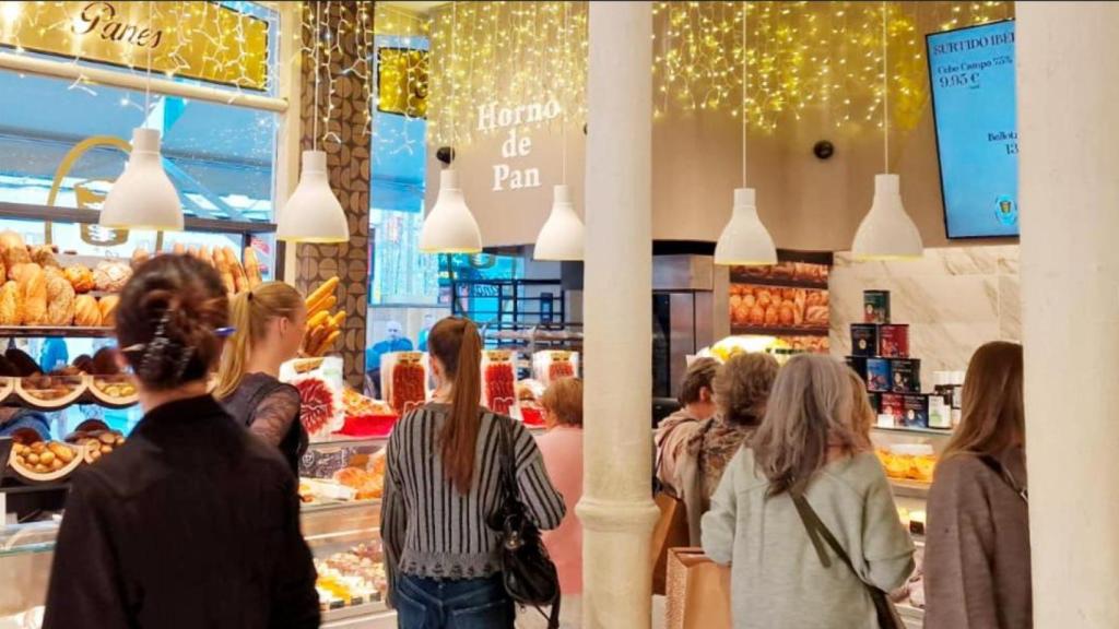 Clientes en un establecimiento de La Canasta.