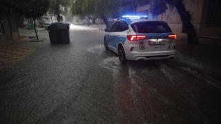 Un vehículo policial transita por una calle anegada en la localidad de l'Alcúdia (Valencia) este domingo.