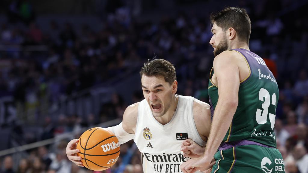 Mario Hezonja trata de marcharse de Tillie.