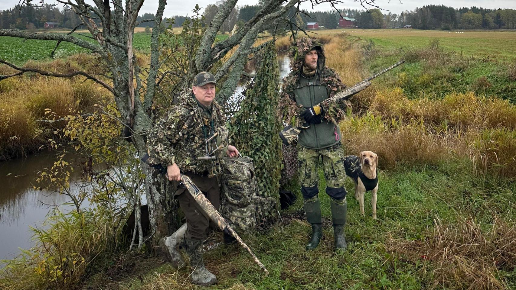 Ari Ruoho, una mañana de caza junto a su amigo Mikael y su labrador Coco.