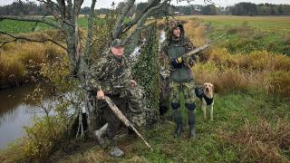Ari Ruoho, una mañana de caza junto a su amigo Mikael y su labrador Coco.