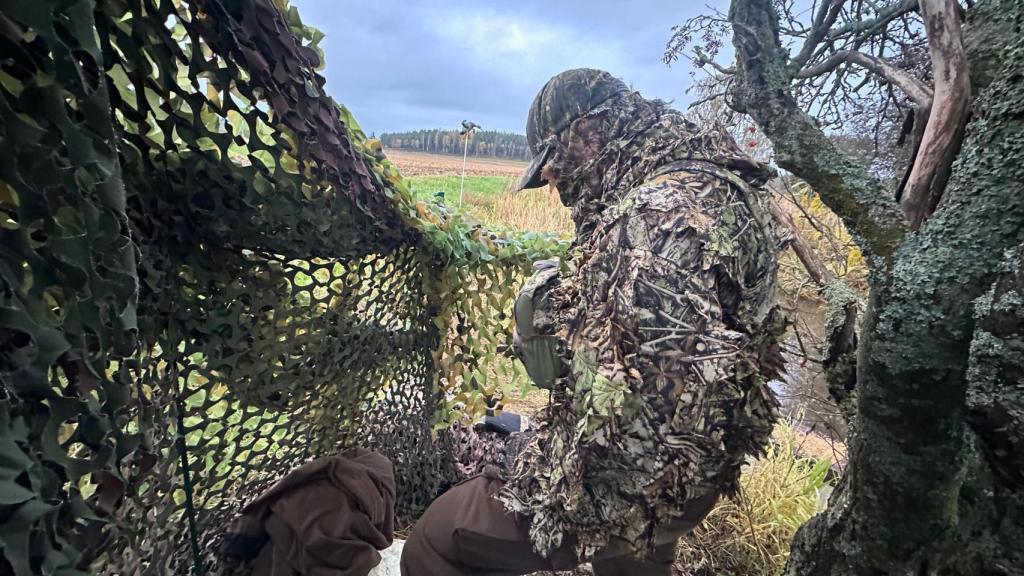 El chef Ari Ruoho escondido en el refugio con uno de los patos que usa de señuelo.