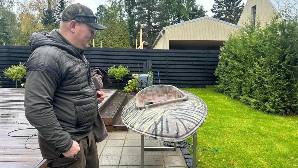 El chef con la canoa que utiliza para cazar en el lago.