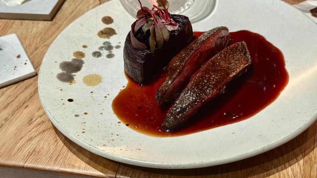 El pato que sirven al final del menú, con una reducción de frutos rojos.