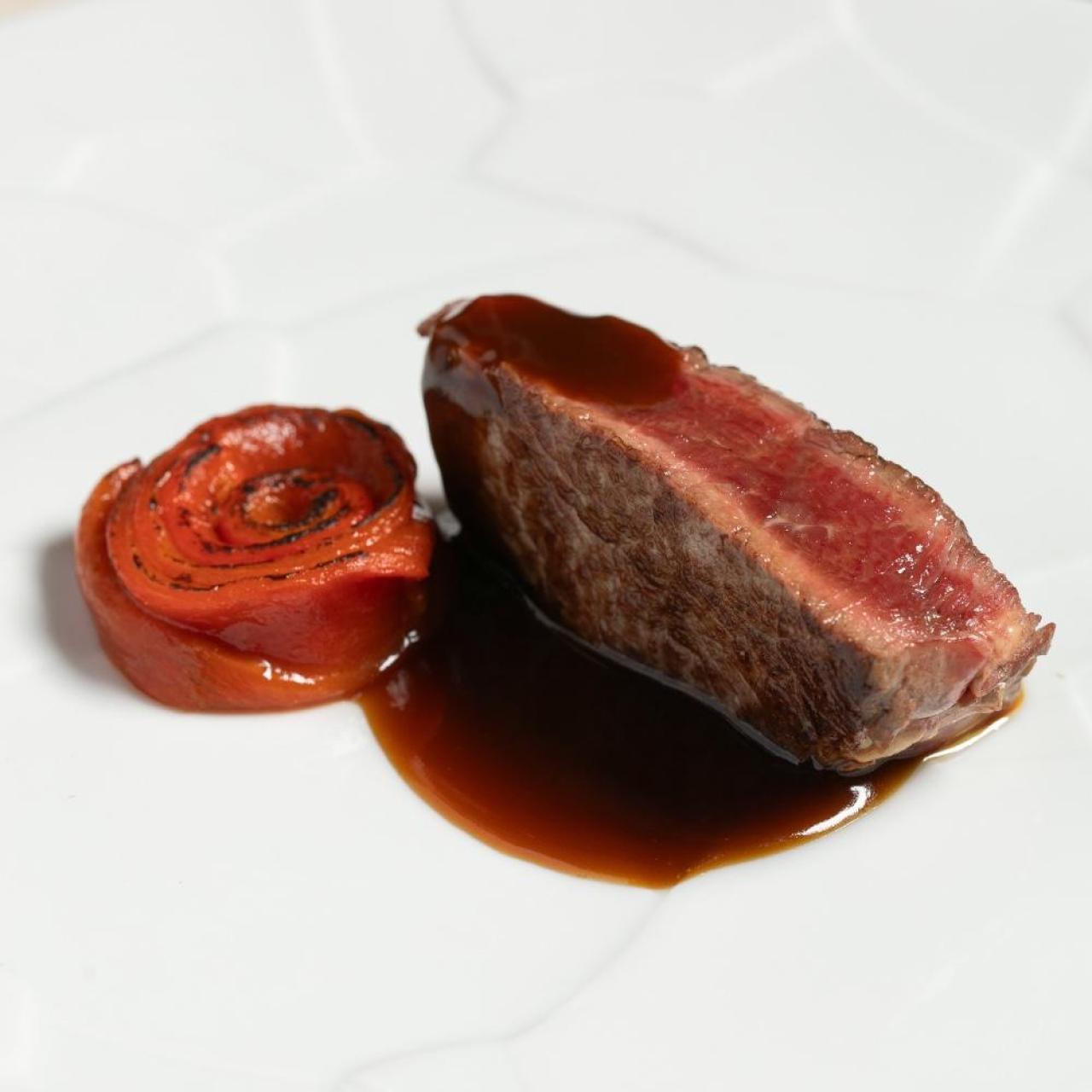 Mendiko bihotza (El corazón de la montaña), vacuno asado con flor de pimiento rojo.