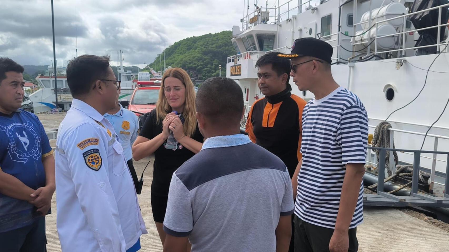 Andrea Ortuño, junto a miembros del Equipo de Búsqueda y Rescate de Indonesia (SAR).