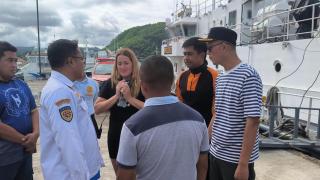 Andrea Ortuño, junto a miembros del Equipo de Búsqueda y Rescate de Indonesia (SAR).