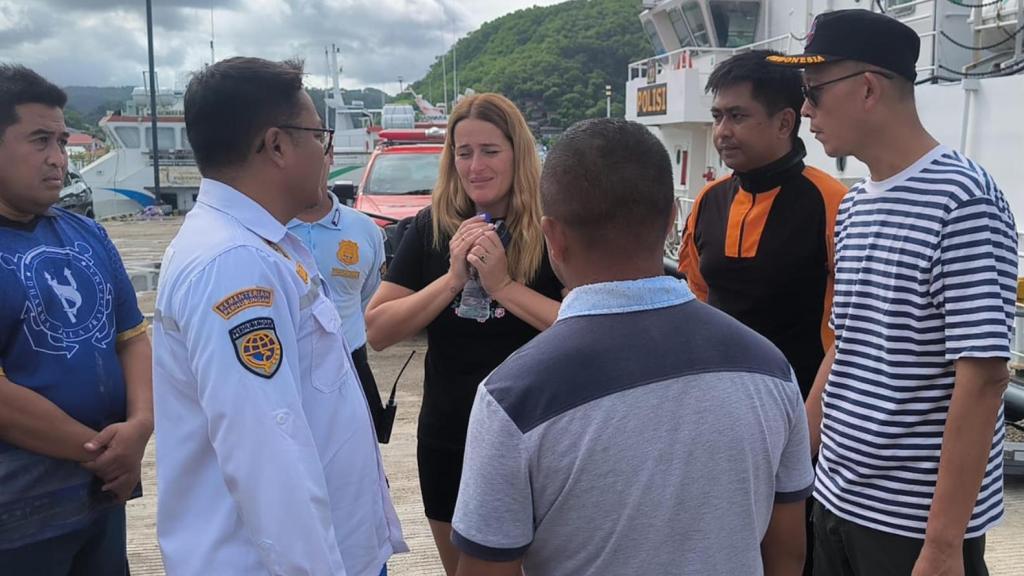 Andrea Ortuño, junto a miembros del Equipo de Búsqueda y Rescate de Indonesia (SAR).