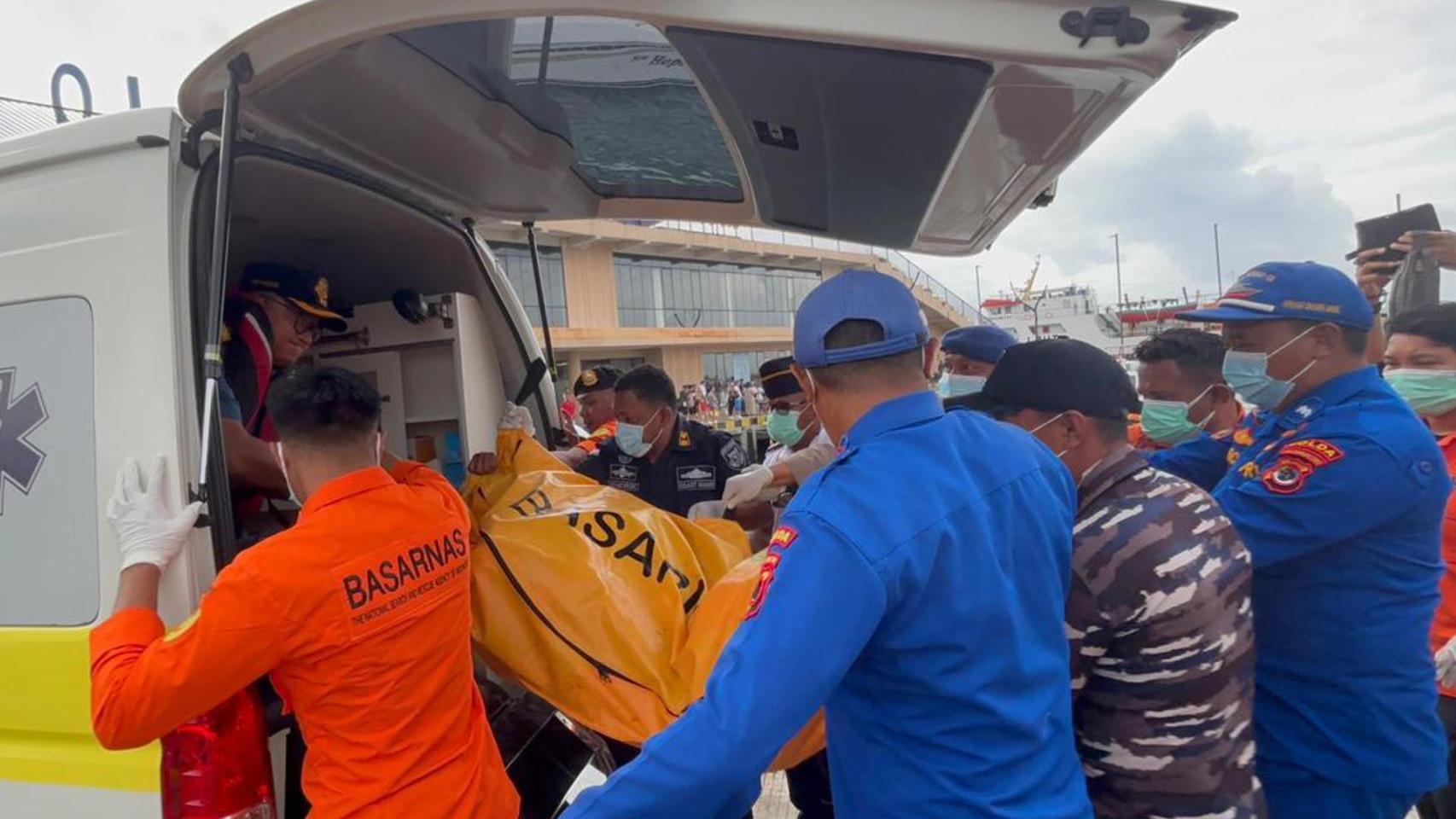 Los equipos de rescate de Indonesia recuperan el cadáver de la niña española desaparecida.