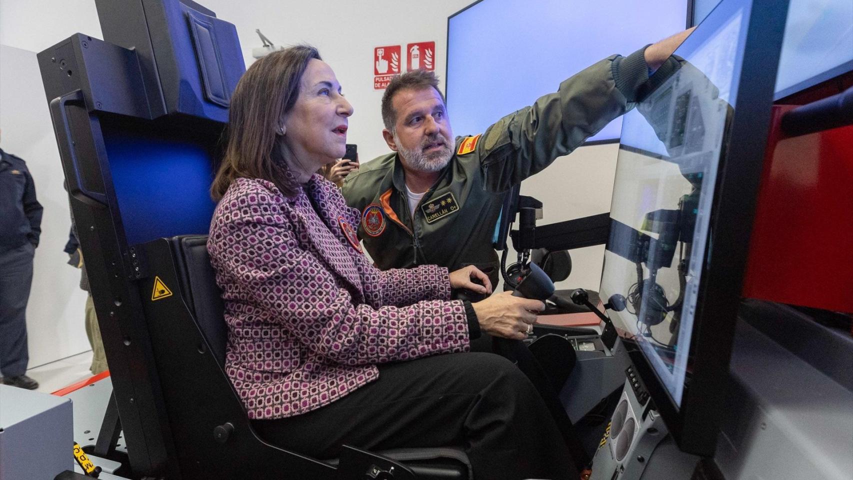 Robles asiste a una demostración de una misión de vuelo en el simulador basado en la aeronave 'Pilatus' PC-21