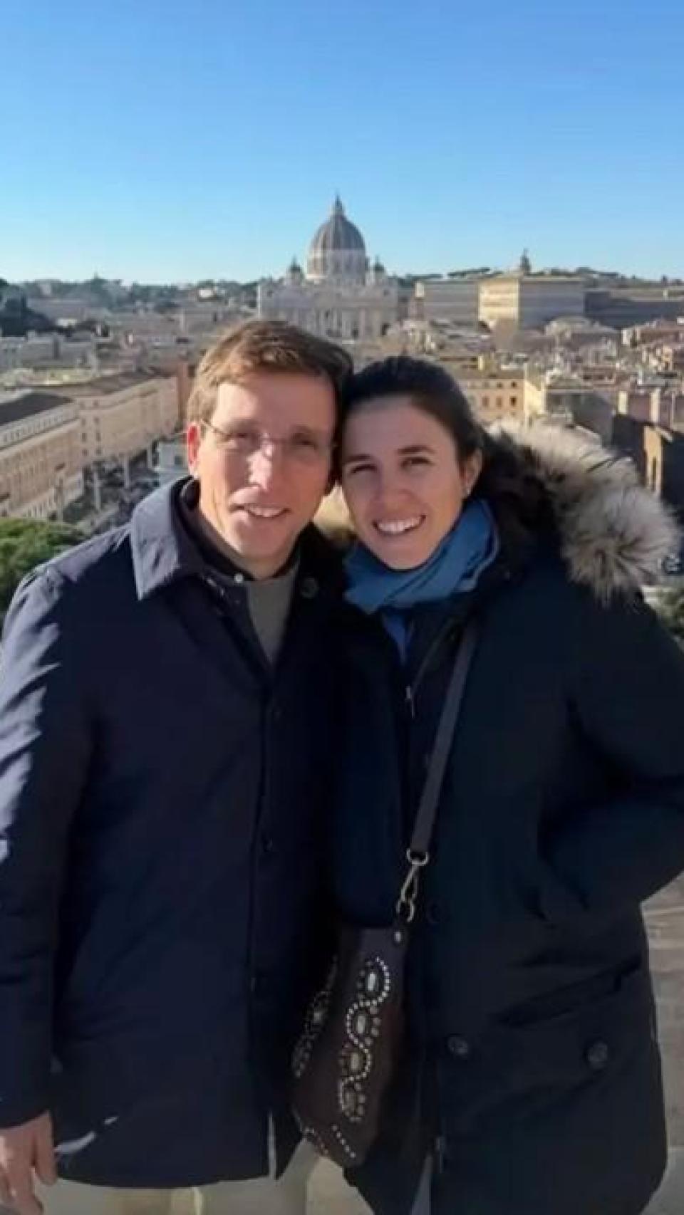 El alcalde y su mujer, durante su visita a Roma.