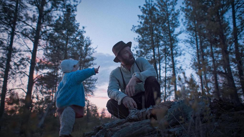 Grainer (Joel Edgerton), junto a su hija, en 'Sueño de trenes'