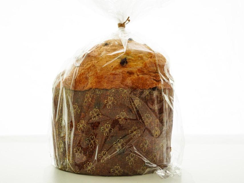Un panettone en su bolsa protectora.