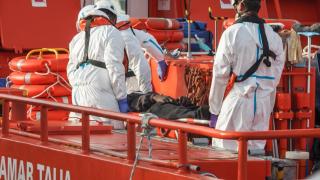 Медицински спасилачки тимови помажу имигранту који је стигао кануом у Аргуинегин, на Гран Канарији.