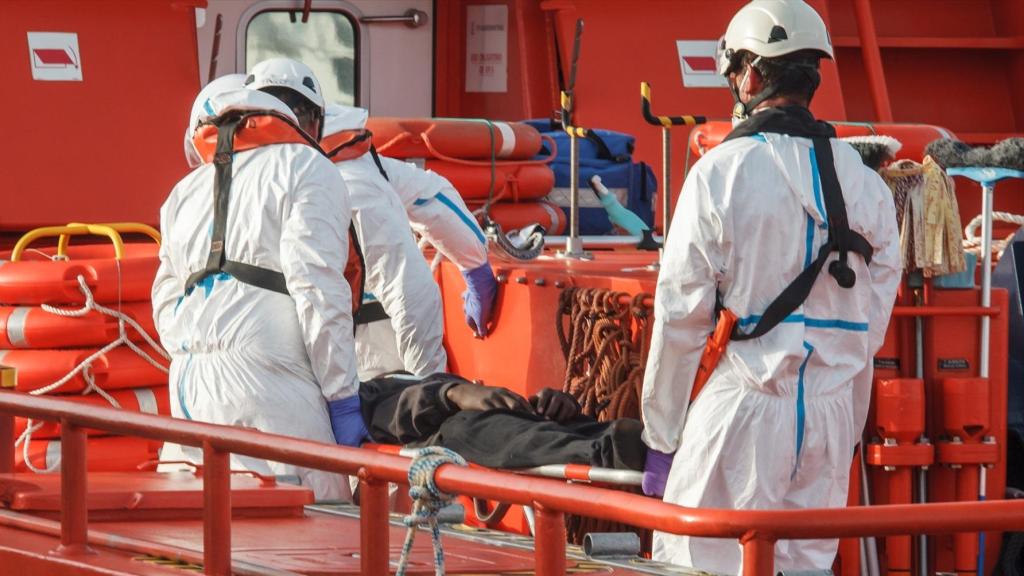 Equipos de rescate médico ayudan a inmigrante que ha llegado en cayuco hasta Arguineguín, en Gran Canaria.