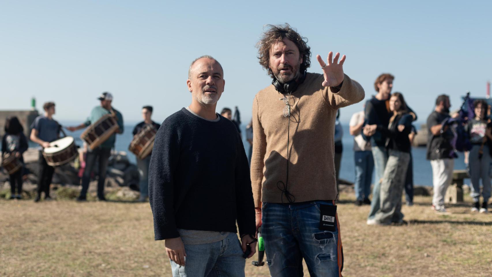 Javier Gutiérrez y Daniel Sánchez Arévalo durante el rodaje de 'Rondallas'