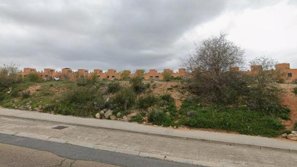 Imagen del terreno a la venta en la avenida Vía Tarpeya, del Polígono residencial de Toledo.