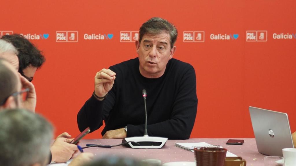 El secretario xeral del PSdeG, José Ramón Gómez Besteiro, este lunes en una rueda de prensa.