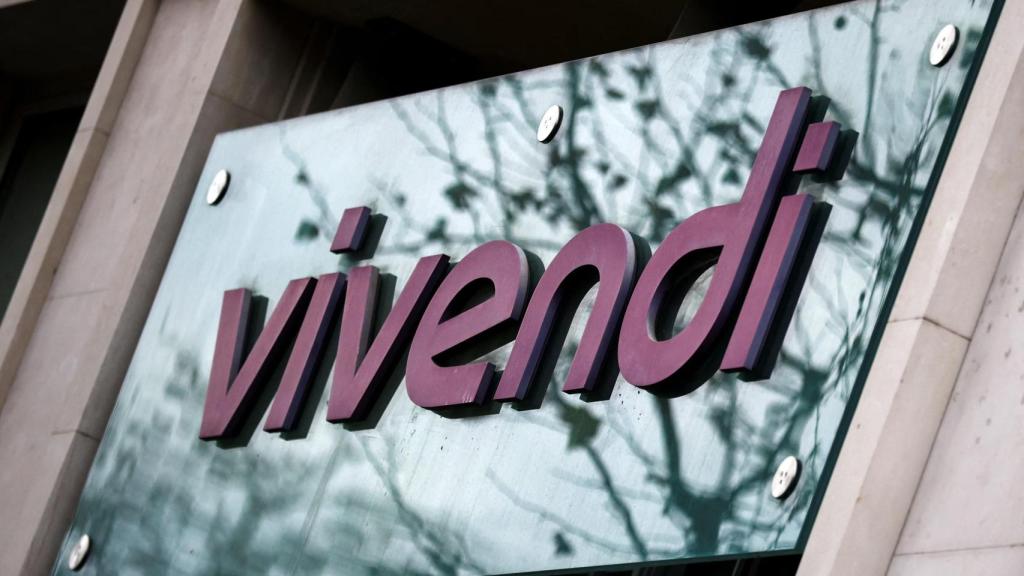 Logotipo de Vivendi en la puerta de la sede central del conglomerado de comunicación en París, Francia.