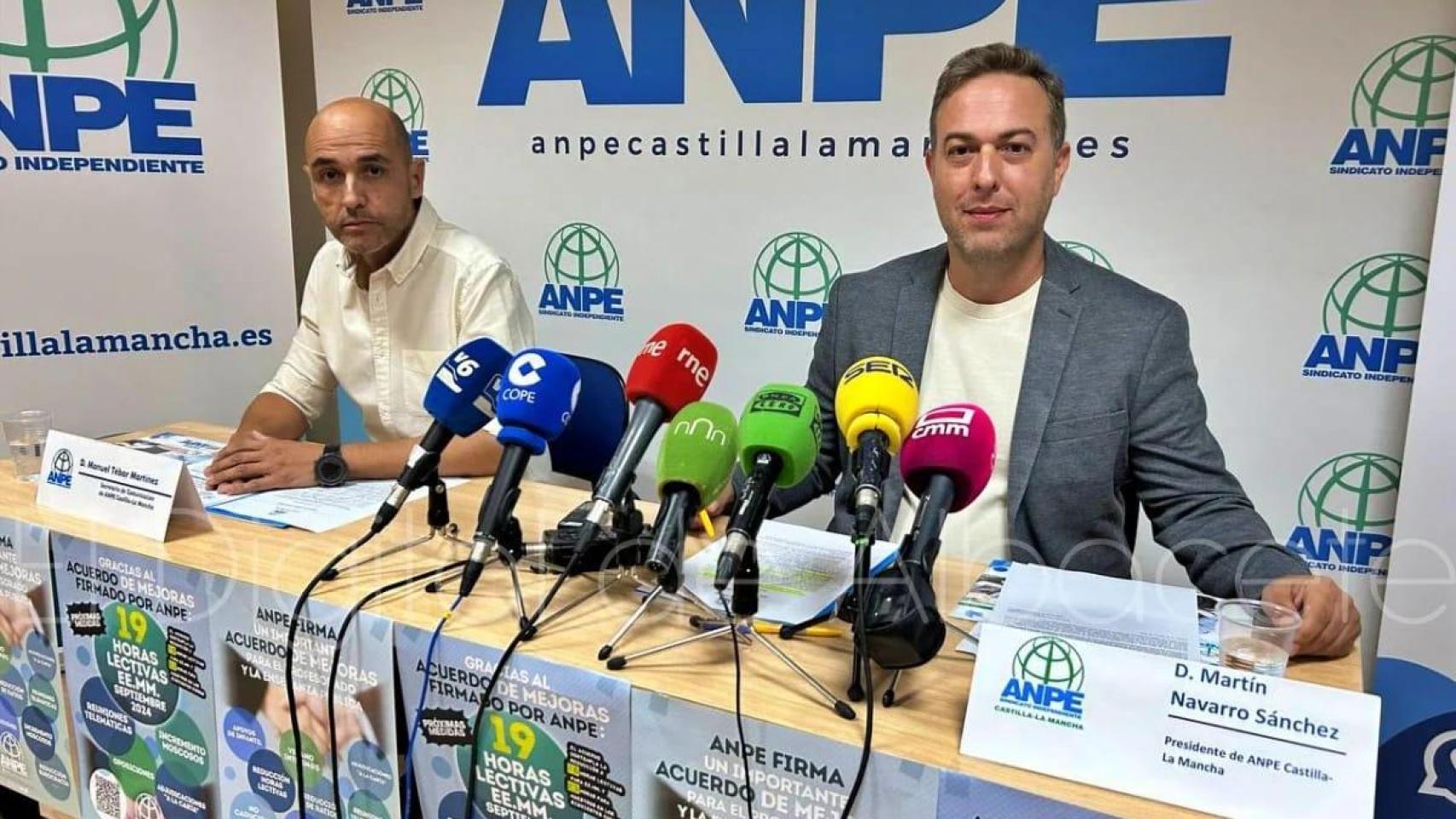 Manuel Tébar (i) y Martín Navarro, secretario de Comunicación y presidente de ANPE Castilla-La Mancha, respectivamente.