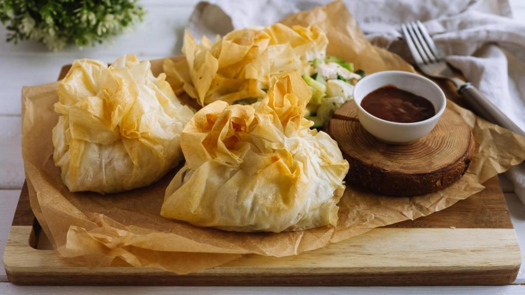 Saquitos de masa filo rellenos.