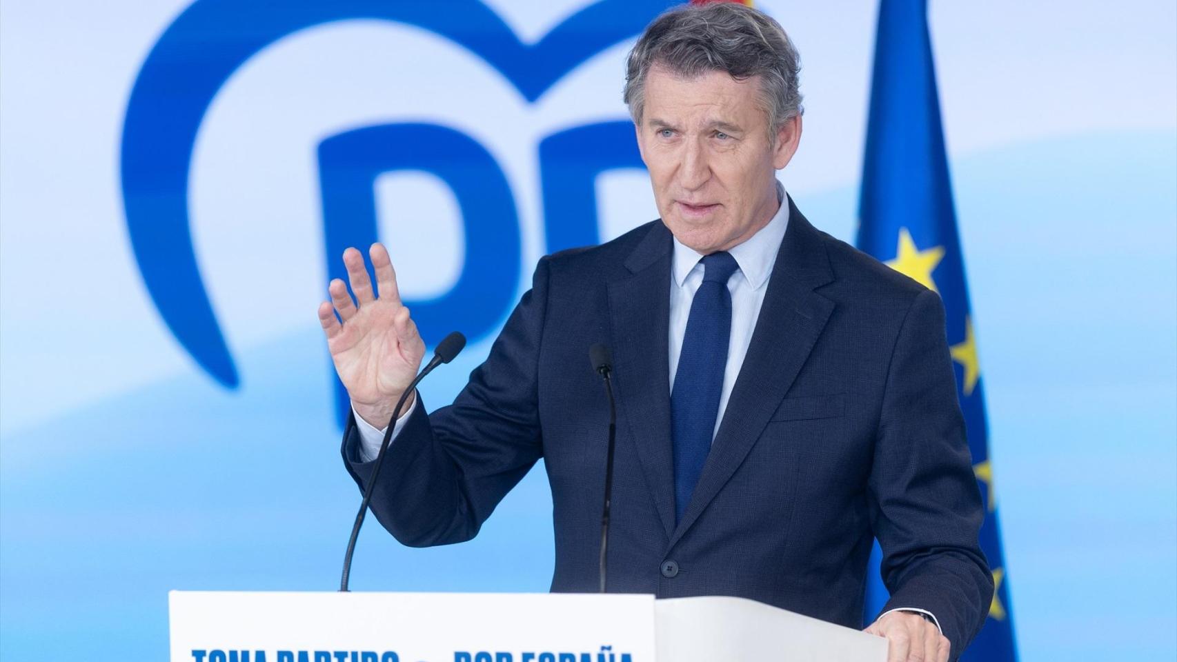 El presidente del PP, Alberto Núñez Feijóo, comparece ante los medios de comunicación, en la sede nacional este lunes.
