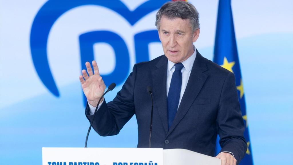 El presidente del PP, Alberto Núñez Feijóo, comparece ante los medios de comunicación, en la sede nacional este lunes.